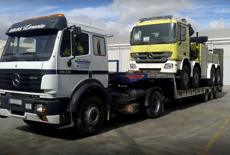 Grúas C. Lorente e Hijos grua transportando remolque 